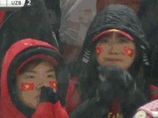 越南美女球迷目睹绝杀泪洒看台 别哭!你们已是冠军